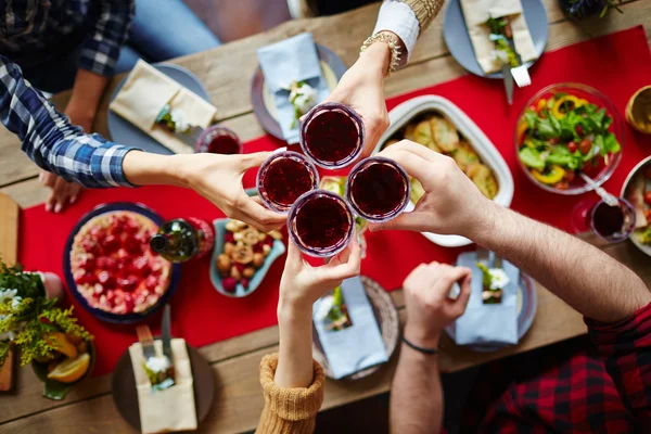Vrienden roosteren met rode wijn — Stockfoto