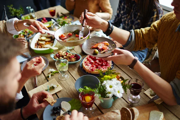 People eating dinner — Stock Photo, Image