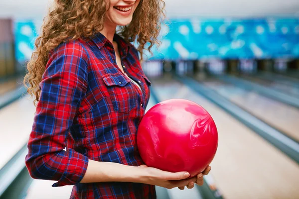 Flicka med bowlingklot — Stockfoto