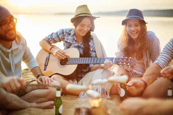 Filles chantant par le feu de camp — Photo