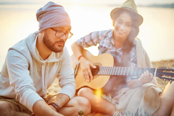 Homem e namorada com guitarra — Fotografia de Stock