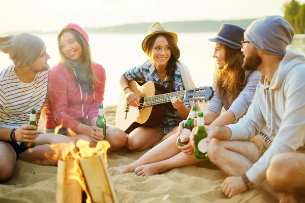 Kampeerders met drankjes en gitaar — Stockfoto