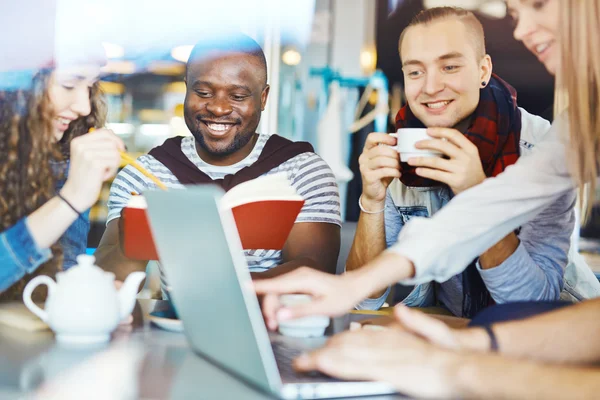 Jungs und Mädchen vernetzen sich — Stockfoto