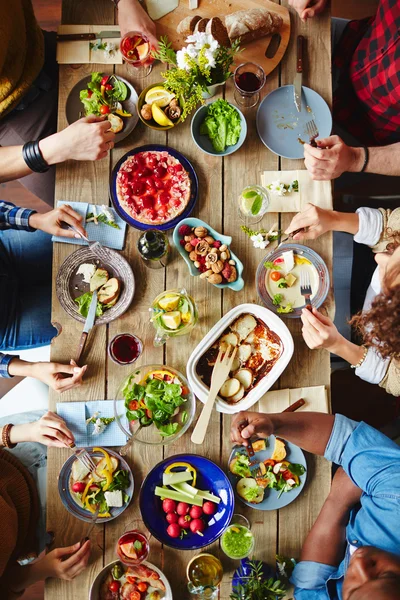 People eating dinner — Stock Photo, Image