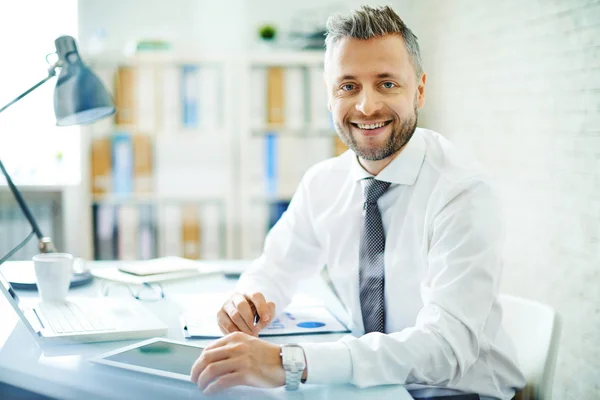 Trabajador de oficina exitoso — Foto de Stock