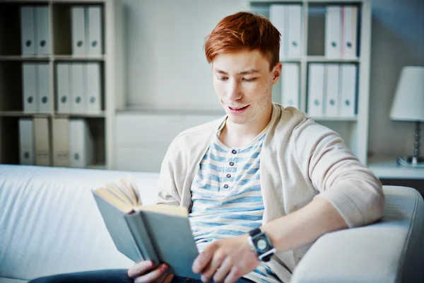 Guy leyendo libro — Foto de Stock