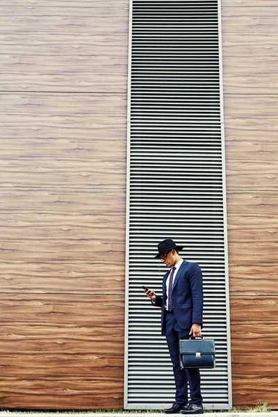 Homem de negócios mensagens com telefone — Fotografia de Stock