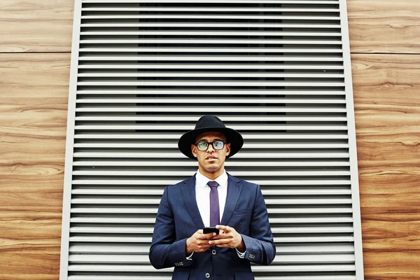 Affärsman textilen med telefon — Stockfoto