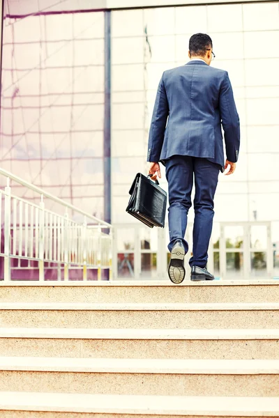 Affärsman går upp i stairsp — Stockfoto