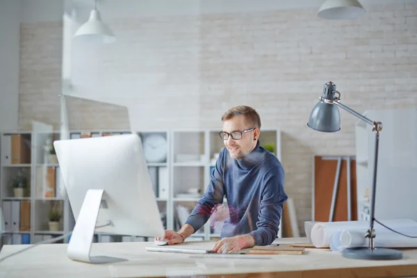 Businessman in front of computer — Stock Photo, Image