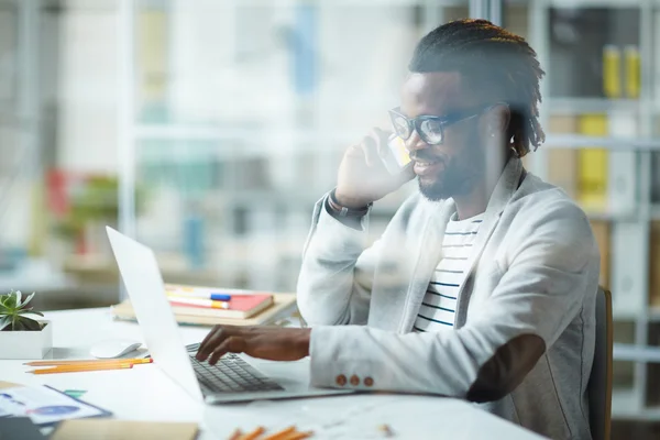 Zakenman spreken op mobiel — Stockfoto