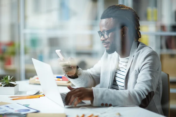 Affärsman textning på arbetsplatsen — Stockfoto