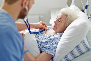 muayene kadın kıdemli doktor