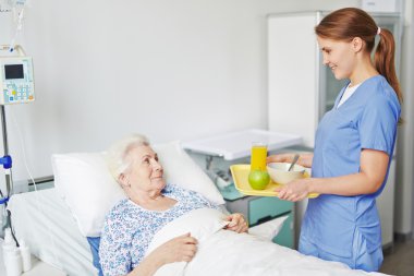 yatakta yatan kadın kıdemli