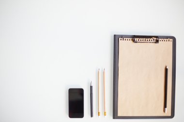 Pano, smartphone ve kalemler 