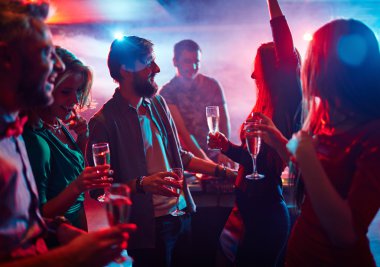 Arkadaş grubu dans şampanya