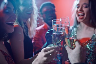 İnsanlar şampanyayla kadeh kaldırıyor.