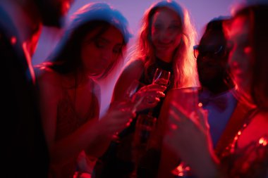 Şampanya ile dans insanlar