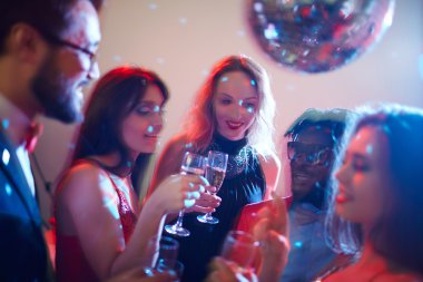 Şampanya ile dans insanlar