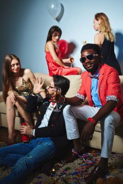 Rahat kızlar ve çocuklar