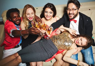 arkadaşlar gözlük ile kızartma