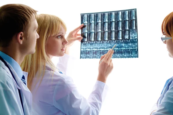 Doctors discussing x-ray — Stock Photo, Image