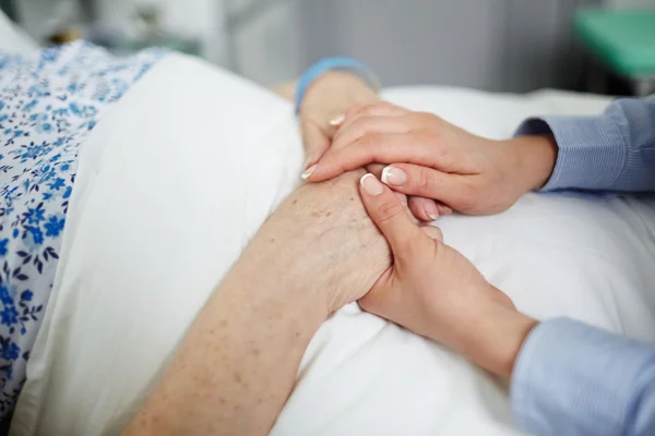 Νοσοκόμα κρατώντας τα χέρια — Φωτογραφία Αρχείου