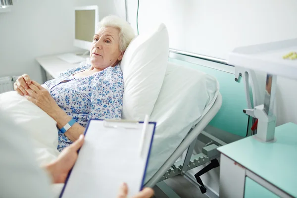 Femme âgée à l'hôpital — Photo