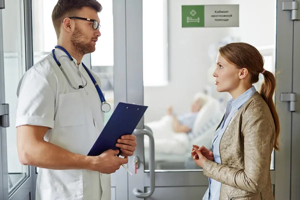 Mujer consultando con médico — Foto de Stock