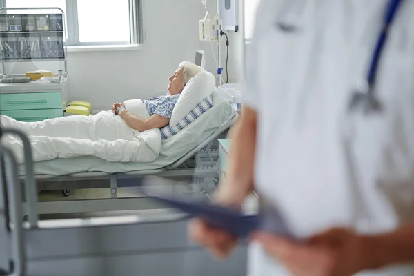 Mujer acostada en icu — Foto de Stock