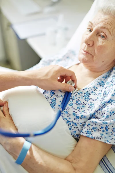 Senior vrouw liggend in bed — Stockfoto