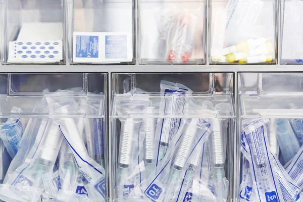 Objetos médicos em caixas de plástico — Fotografia de Stock