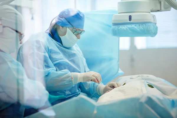 Cirurgião executando operação — Fotografia de Stock