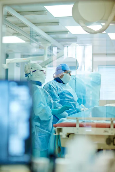 Surgeon performing operation — Stock Photo, Image