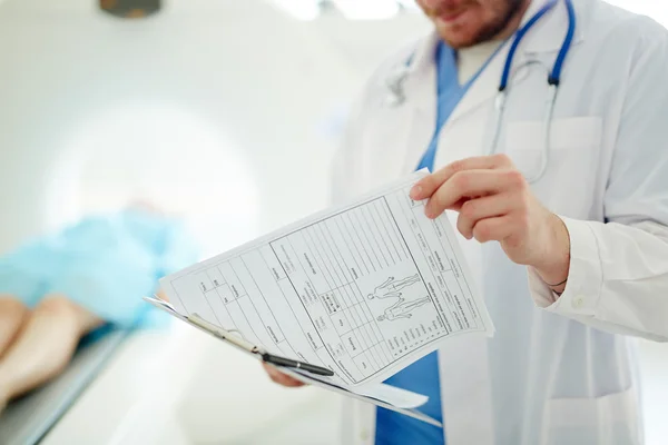 Médico assistindo prontuário — Fotografia de Stock