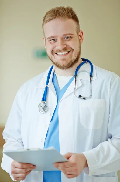 Alegre médico masculino — Foto de Stock