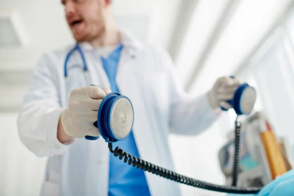 Doktor holding defibrilatör — Stok fotoğraf