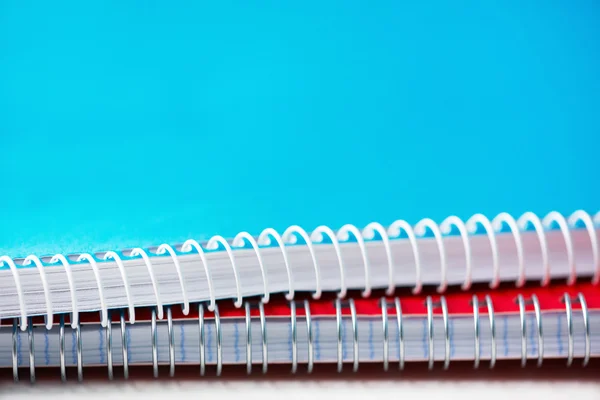 Czerwony i niebieski notebooki — Zdjęcie stockowe