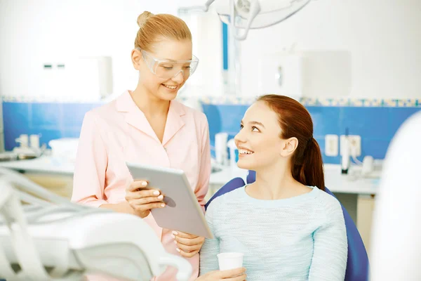 Dentista mostrando procedimiento —  Fotos de Stock