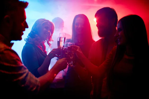 Vrienden met champagne dansen — Stockfoto