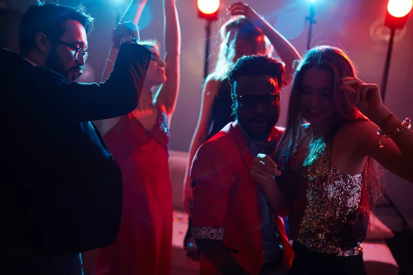 Vrienden met champagne dansen — Stockfoto