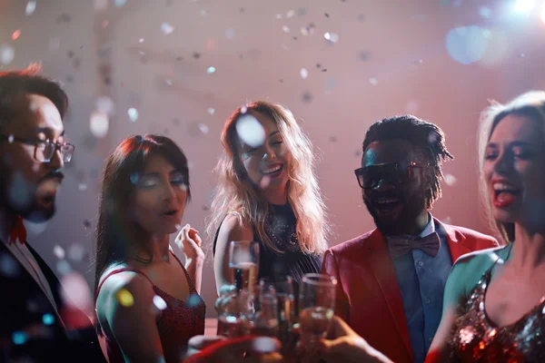 Lidé si připíjejí se šampaňským — Stock fotografie