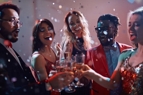 Gente che brinda con champagne — Foto Stock