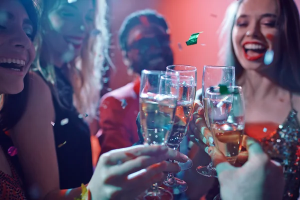 Mensen toasten met champagne — Stockfoto