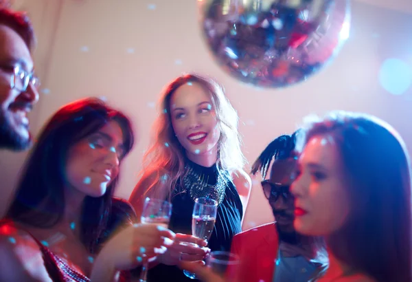 Gente bailando con champán — Foto de Stock