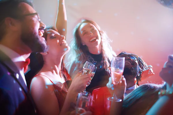 Mensen dansen met champagne — Stockfoto