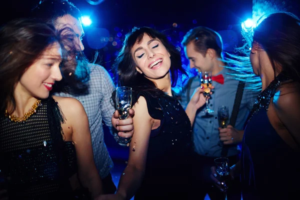 Amigos bailando en la fiesta — Foto de Stock