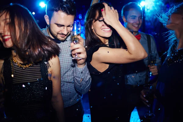 Amigos bailando en la fiesta — Foto de Stock