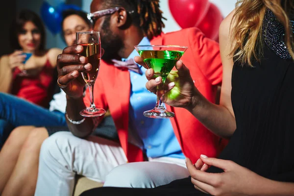 Girls and guys with drinks — Stock Photo, Image