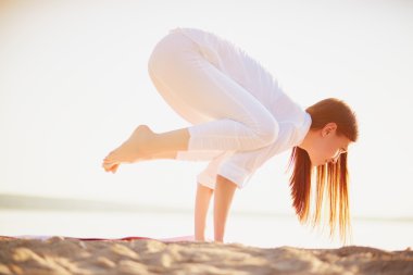 eller üzerinde duran kadın